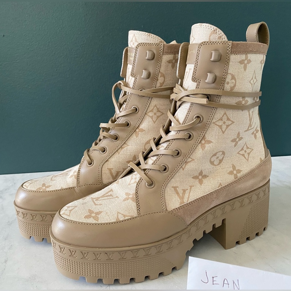 ❗️SOLD❗️Louis Vuitton Laureate Boot